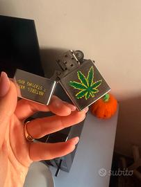 Accendino con foglia