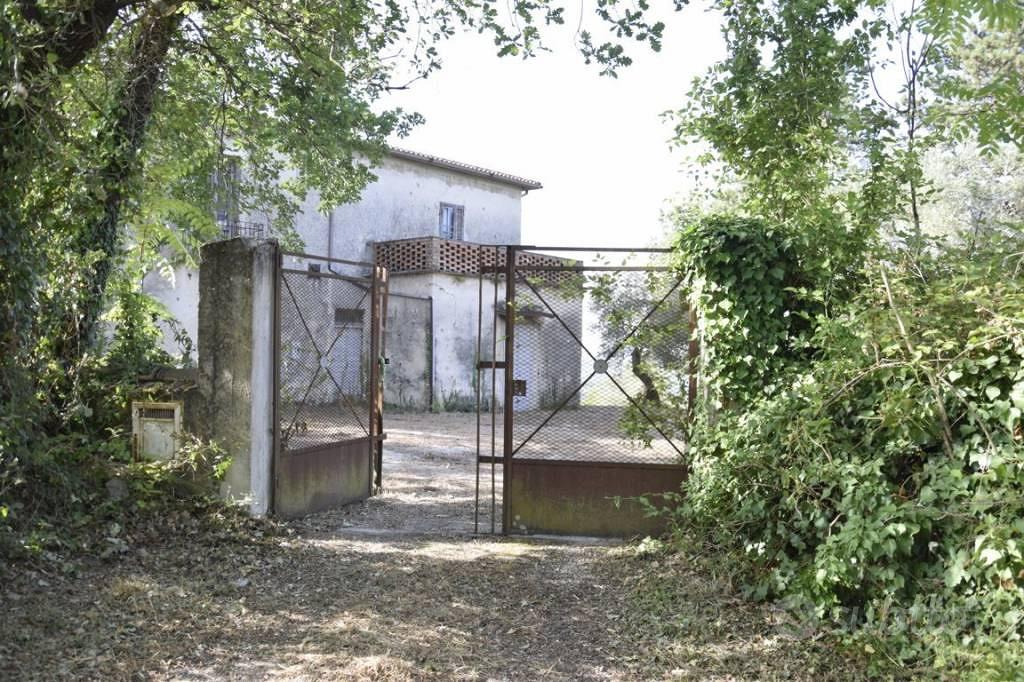 Rustico / Casale di 300 m² con 4 locali a Cervaro - Altro