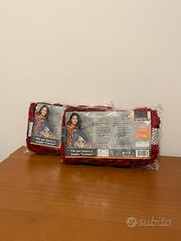 Gomitoli di filato rosso