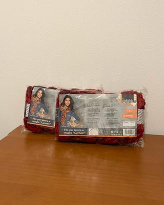 Gomitoli di filato rosso