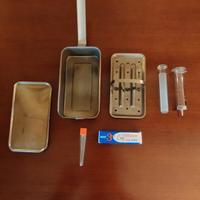 Kit medico siringa di vetro vintage