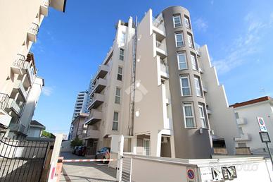 2 LOCALI A JESOLO