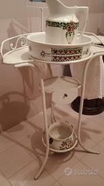 Antico lavatoio con specchio