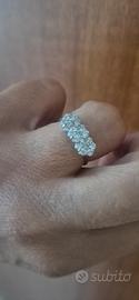 anello oro bianco 18K con diamanti