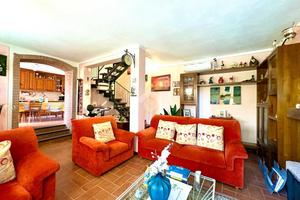 VILLA A SCHIERA A VERNASCA