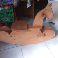 cavallo di legno artigianale per bambini 