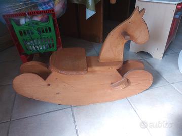 cavallo di legno artigianale per bambini 