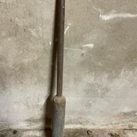 Antico attrezzo agricolo in ferro battuto