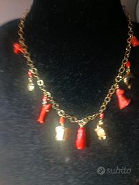 collana e ciondoli argento  e corallo inciso..