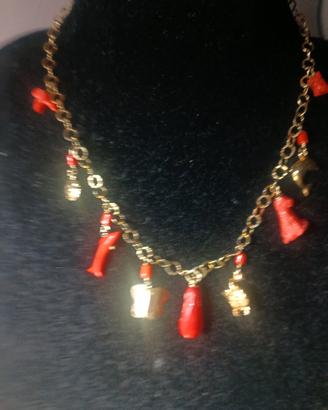 collana e ciondoli argento  e corallo inciso..