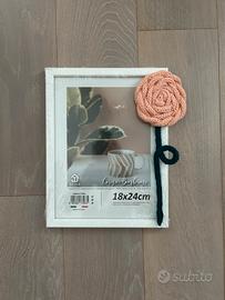 Cornice con rosa in tricotin