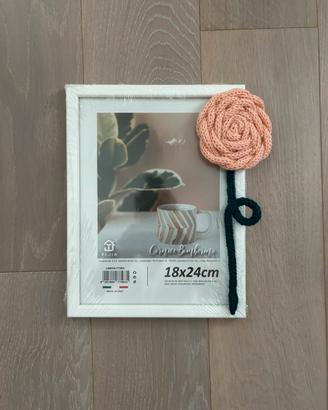 Cornice con rosa in tricotin