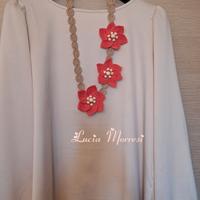collana con fiori corallo  lavorata all'uncinetto 
