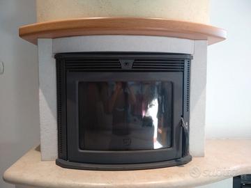 Caminetto pellet e marmo di rivestimento