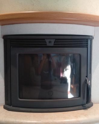 Caminetto pellet e marmo di rivestimento
