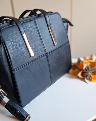 Borsa nera a mano e tracolla