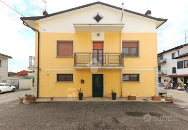 VILLA A SCHIERA D'ANGOLO A ROVERBELLA