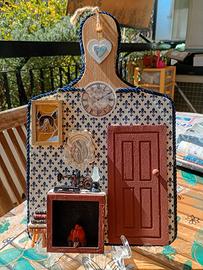 QUADRO /TAGLIERE Angolo di casa delle bambole.