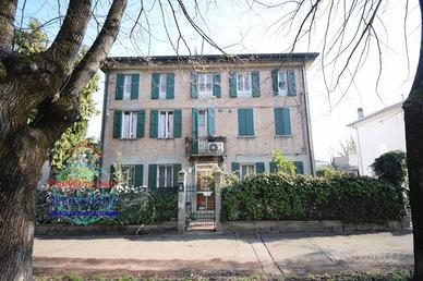 Villa di 250 m² con più di 5 locali a Cento