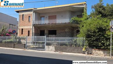 F. Di Sicilia, intero edificio con spazi esterni
