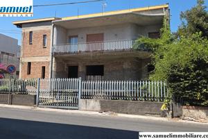 F. Di Sicilia, intero edificio con spazi esterni