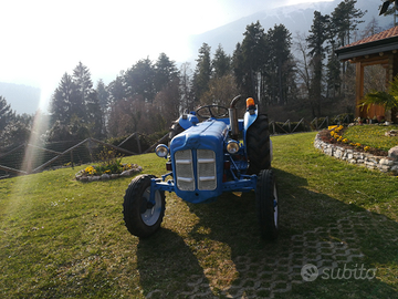 Trattore agricolo Fordson Dexta 957
