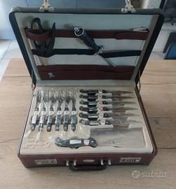 valigetta con posate e accessori barbecue