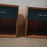 Coppia di comodini in legno