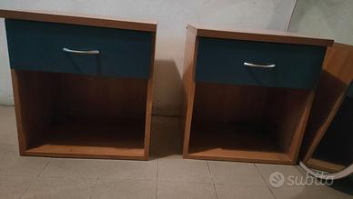 Coppia di comodini in legno