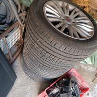 4 cerchi in lega di alluminio, con gomme nuove