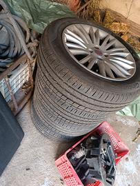4 cerchi in lega di alluminio, con gomme nuove