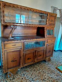 credenza tirolese con tavolo e sedie