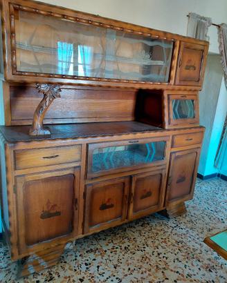 credenza tirolese con tavolo e sedie