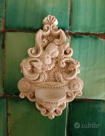 Acquasantiera  in stucco bianco con angeli 