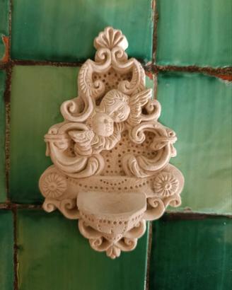 Acquasantiera  in stucco bianco con angeli 