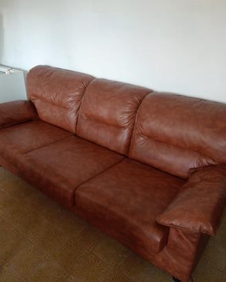 Divano letto tre posti in ecopelle .