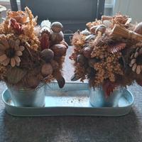 vasetti metallo con piante essicate