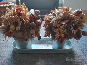 vasetti metallo con piante essicate