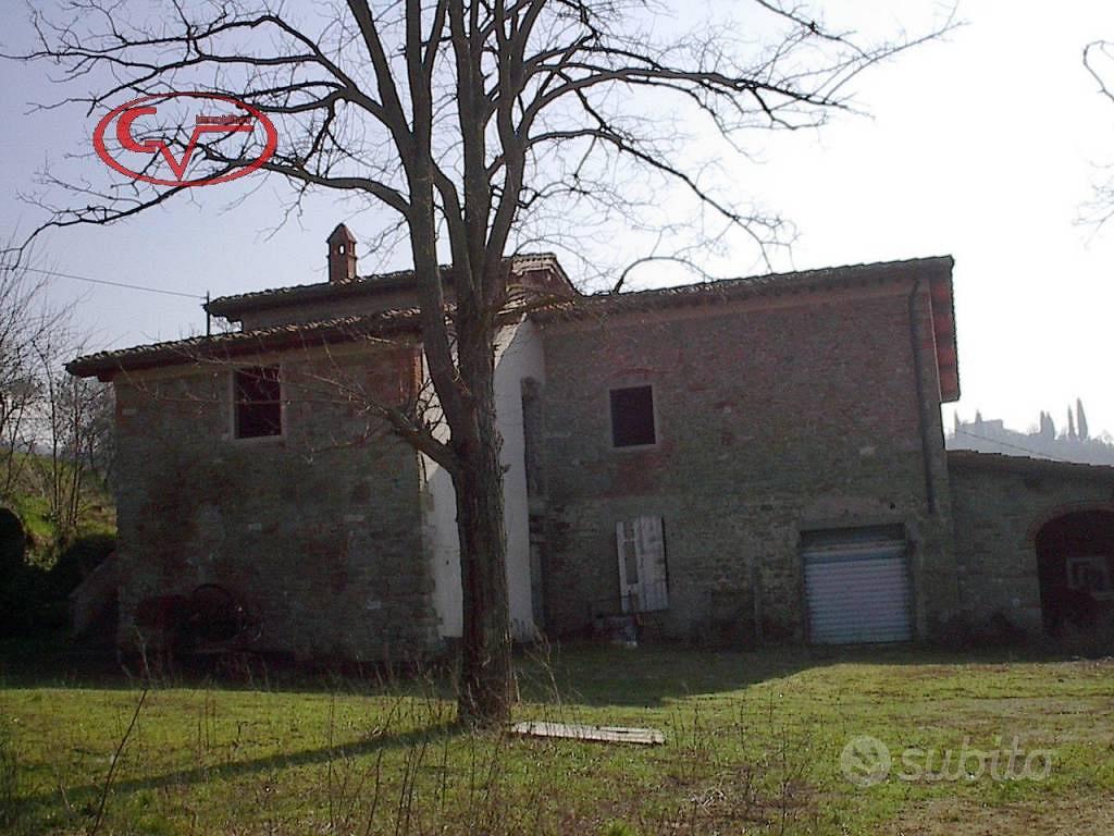 Rustico / Casale di 325 m² con più di 5 locali a T - Vista 2