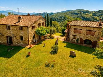 Rustico / Casale di 540 m² con 5 locali e box auto