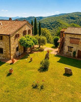 Rustico / Casale di 540 m² con 5 locali e box auto