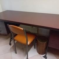 scrivania con cassettiere laterali sospese