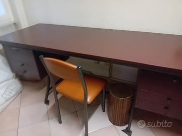 scrivania con cassettiere laterali sospese