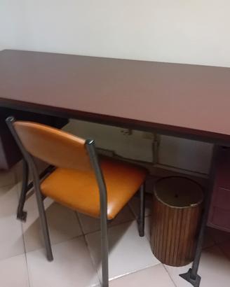 scrivania con cassettiere laterali sospese