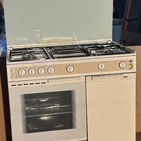 Cucina a gas con forno elettrico