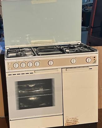 Cucina a gas con forno elettrico