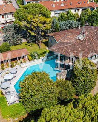 Villa di 1200 m² con più di 5 locali e box auto do