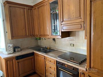 Cucina Legno Massello, Tavolo e Elettrodomestici