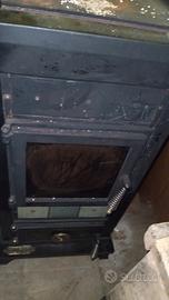 Stufa a legna con maioliche