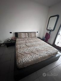 Letto matrimoniale compreso di comodini
